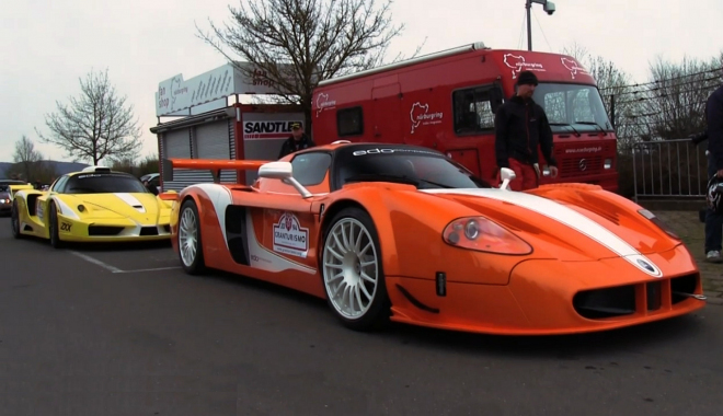 Ferrari FXX vs. Maserati MC12 Corsa od Edo Competition na Severní smyčce Nürburgringu (video)