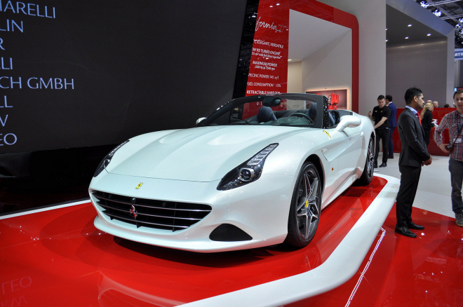 Ferrari California T 2014 je venku, 560 turbokoní zvládne stovku za 3,6 sekundy
