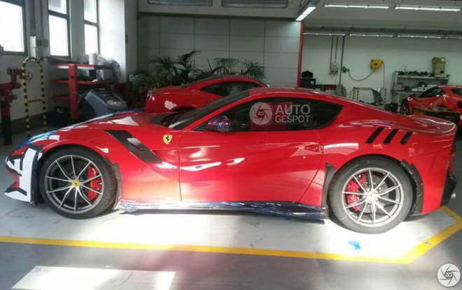 Ferrari F12tdf nafoceno naživo v červené, již míří za zákazníkem