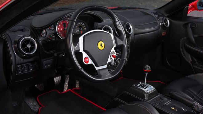 Poslední kupé Ferrari s manuální převodovkou to rozpálilo na Autobahnu, víc jak 300 km/h padlo za úžasného zvuku