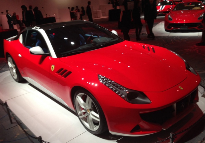 Ferrari SP FFX do detailu, podivný exteriér doplňuje ještě podivnější interiér