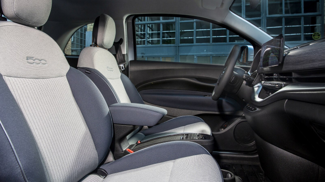 První automobilka bude zákazníkům platit za to, že jezdí se svými auty úsporně