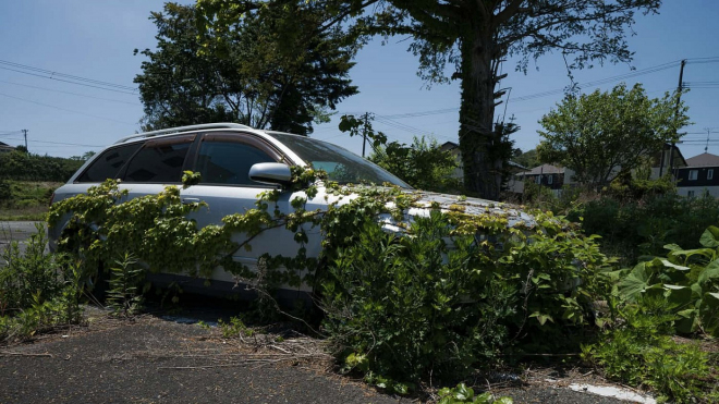 Oblast Fukušimy dodnes připomíná scenérie z Terminátora, na místě chátrají i tisíce aut