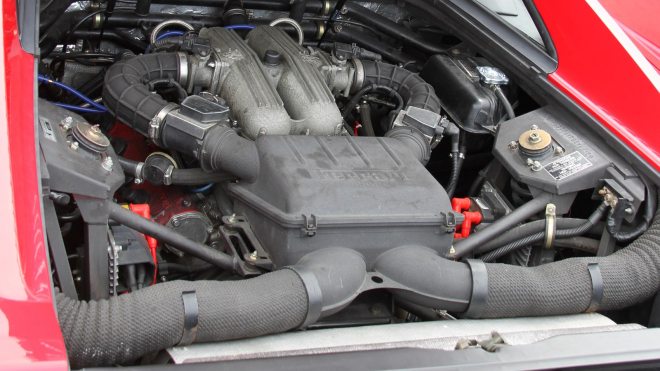 Majitel vzal na brzdu své Ferrari a ukázal, kolik výkonu ztratil jeho motor za 30 let