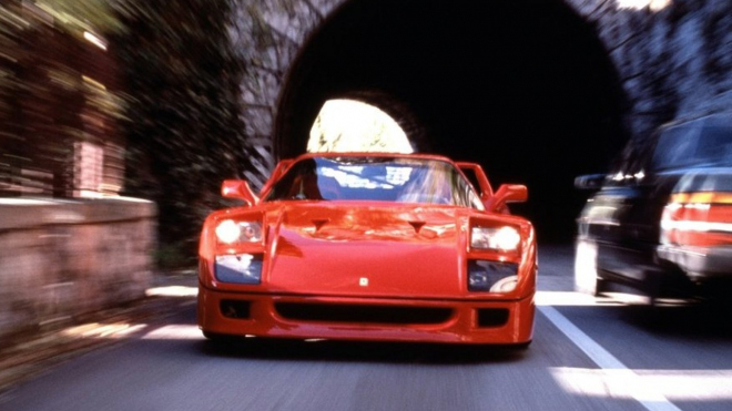 Uvidíte jednou za život: Řidiči růžového Ferrari F40 se zasekl plyn, zablokoval brzdy a naboural do plotu