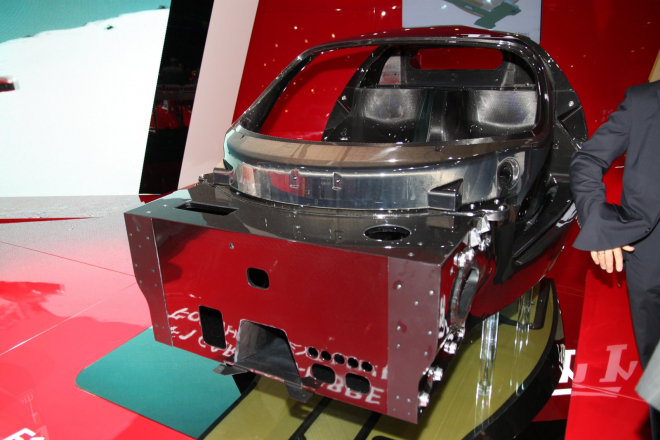 Ferrari F70: nové Enzo ukázalo alespoň své karbonové šasí