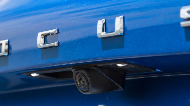 Z primitivních parkovacích kamer se stává prokletí automobilek, do servisů svolávají miliony aut kvůli jejich selháním