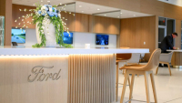 Ford začal předělávat své showroomy na něco, co vypadá spíš jako jídelny Ikey, lidé tak asi mají zapomenout na mizérii jeho aut