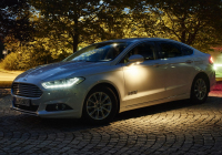 Ford vyvinul nová prediktivní světla, posvítí si na skryté chodce i zvěř