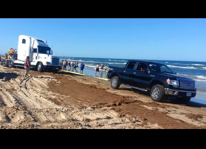 Pětilitrový Ford F-150 vyprostil z písku těžký tahač, šlo mu to docela snadno (video)