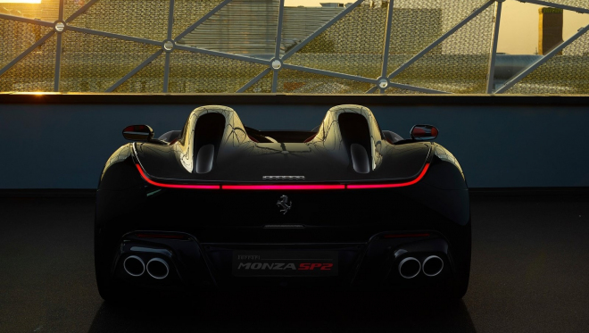 30letý katarský miliardář se na léto chystá do Evropy, část své sbírky superaut si poslal napřed