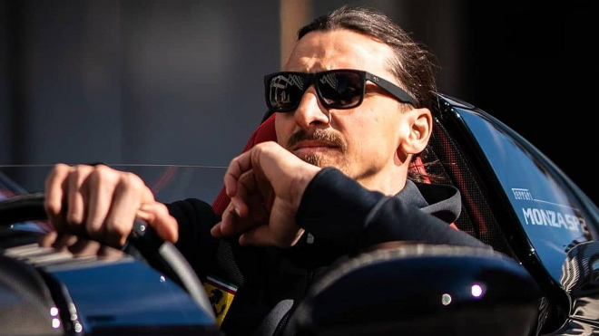 Zlatan Ibrahimovič jako jeden z mála prohání své Ferrari pro vyvolené po městě