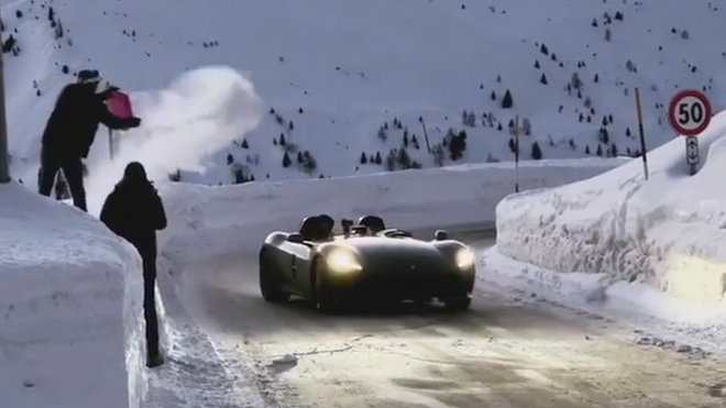 Tajuplný miliardář ukázal, jak řádí na sněhu s vzácným Ferrari za 45 milionů korun