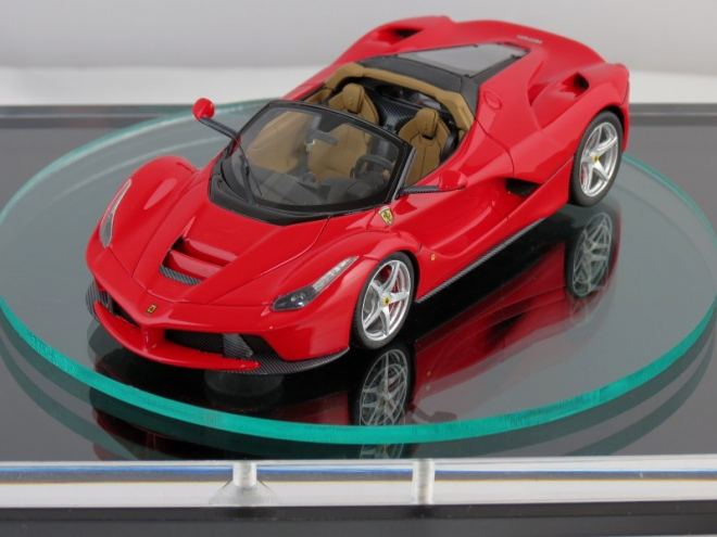 Zmenšený model Ferrari LaFerrari Spider: únik? Spíš trochu levá, ovšem velmi drahá