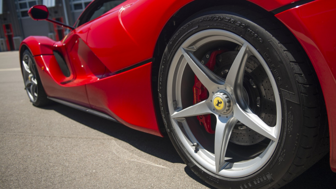 Parkovací pikolík naboural vzácné Ferrari za 87 milionů před zraky majitele, na škodu bude vydělávat roky
