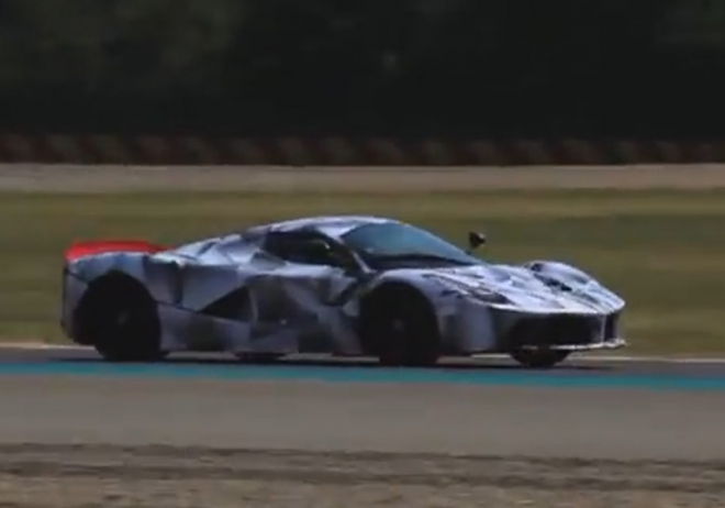Ferrari LaFerrari s Alonsem za volantem i v několika exemplářích najednou (videa)