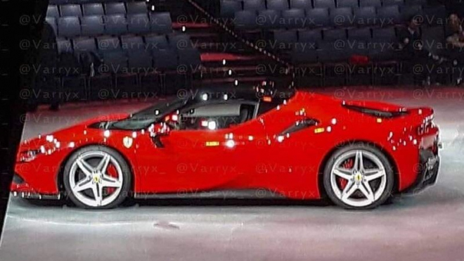 Nové tisícikoňové Ferrari odhalil únik z prezentace, rychlostí překoná úplně vše
