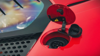 První elektrické Ferrari poprvé nachytali v provozu ve vlastní kůži, působí spíš jako dodávka