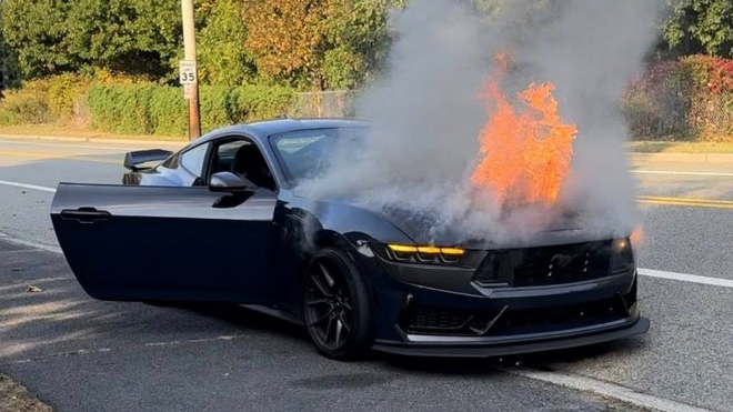 Zákazníkovi Fordu krátce po koupi samovolně shořelo auto, o rok později dostal od firmy dárek, na který nezapomene