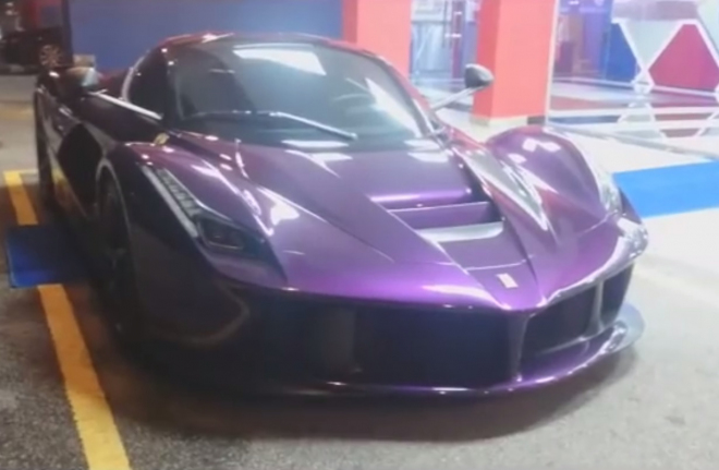 Toto je fialové LaFerrari korunního prince Malajsie, z řady vyčnívá všude (video)