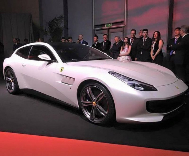 Ferrari GTC4Lusso na živých fotkách a prvním videu, hned v několika barvách