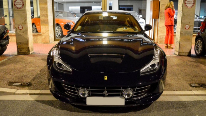 Majitel nadělil novému Ferrari doplňky, jaké jsme ještě neviděli