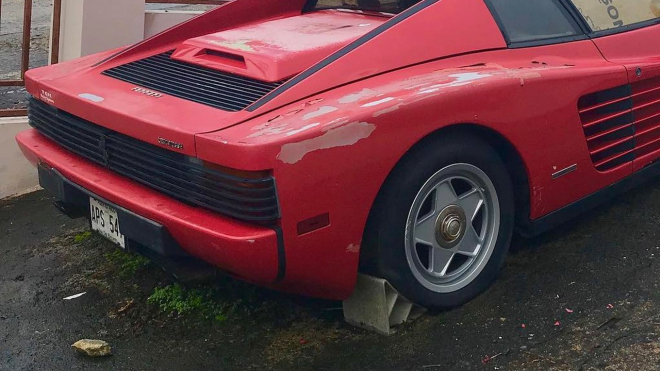 Někdo nechává již 17 let stát na ulici opuštěné Ferrari. Pomalu zarůstá do země