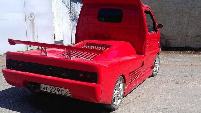 Rus chtěl Ferrari, ale musí jezdit dodávkou. Tak si postavil tohle
