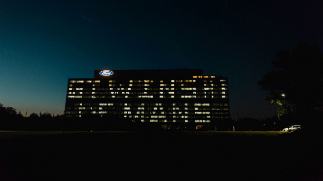 Ford znovu rozsvítil své ústředí na oslavu vítězství v Le Mans, moc se to ale nepovedlo