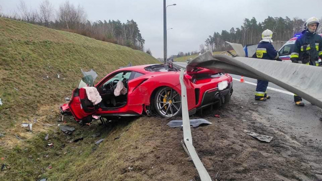 Polák totálně zničil ceněné Ferrari při relativně malé nehodě, poznal úskalí tohoto typu aut