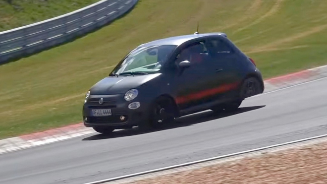 Někdo vytáhl na nejnáročnější okruh tříkolý Fiat 500 pro 16leté. Převrátil se? (video)