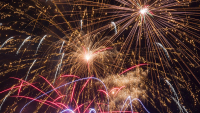 Na dálnici havaroval kamion plný zábavní pyrotechniky, ostatní řidiči museli hodinu sledovat neplánovanou světelnou show