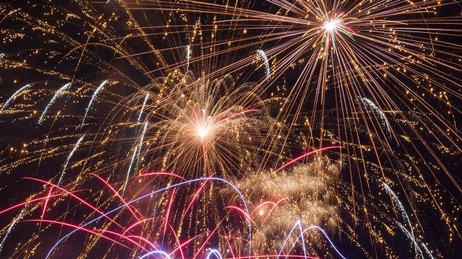 Na dálnici havaroval kamion plný zábavní pyrotechniky, ostatní řidiči museli hodinu sledovat neplánovanou světelnou show