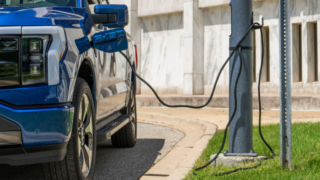 Majiteli elektromobilu nabíjecí stanice uškvařila auto i sebe sama, výrobci se problém moc řešit nechce