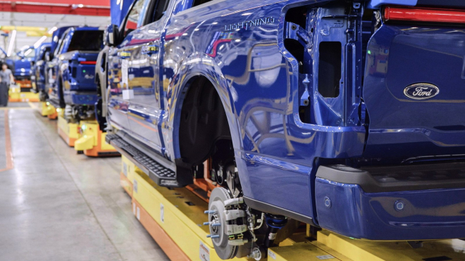 Ford po zrušení dvou třetin výroby zastavil i prodej svého elektrického propadáku, důvod odmítá zveřejnit