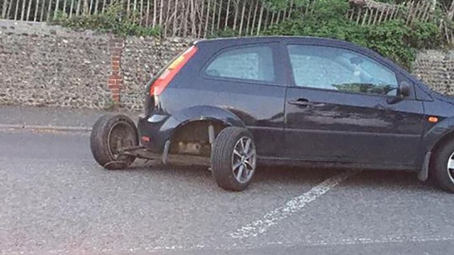 I takhle může skončit vaše auto po projetí jedné neopravené díry v silnici