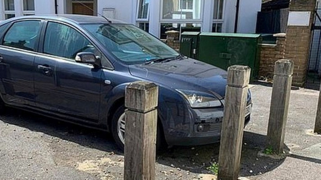 Majitel auta ignoroval výzvy silničářů k přeparkování, vypořádali se s ním po svém