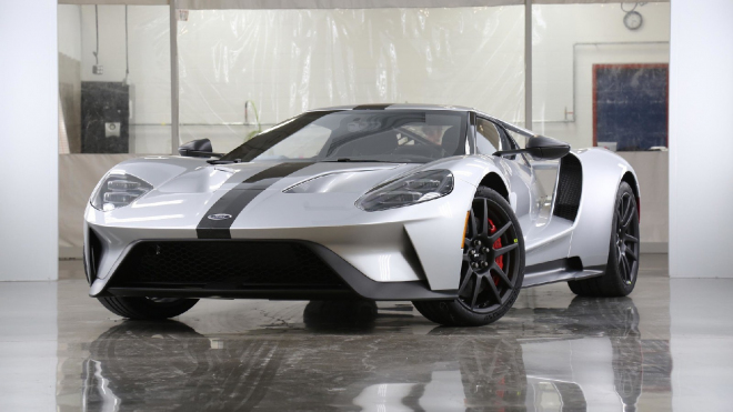 Ford GT si hraje na Porsche 918 Weissach, lehčí verze Competition je venku