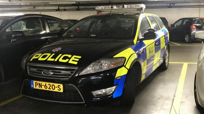 Někdo si pořídil vyřazený policejní speciál jiné země, doma ho používá bez úprav