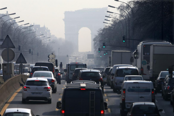 Paříž chce zakázat auta vyrobená před rokem 1997, motorky ještě mladší