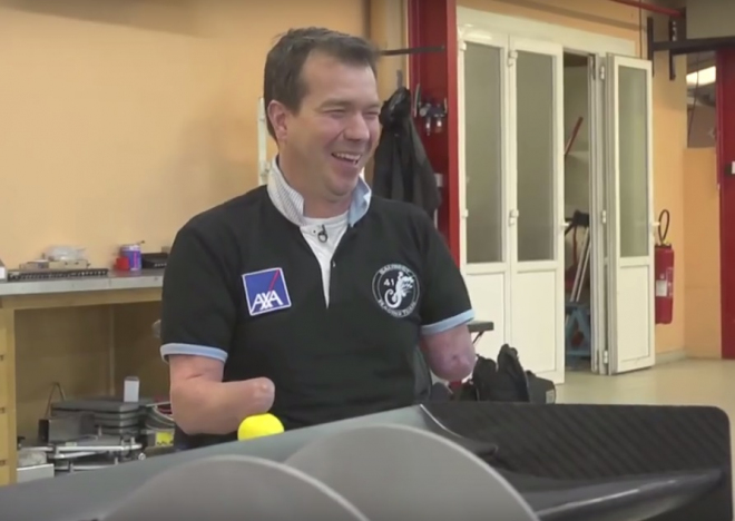 „Špatné boty” jsou jen výmluva, tento muž pojede 24h Le Mans bez rukou i nohou (+ video)