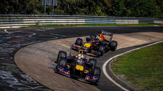 Formule 1 se po 10 letech vrátily na nejnáročnější okruh světa, Maxi Verstappenovi ale zakázali účast