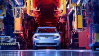 Ford v roce 2023 za 50 miliard předělal továrnu v Kolíně na výrobu elektroaut, teď mu v ní stávkují zaměstnanci kvůli hromadnému propouštění