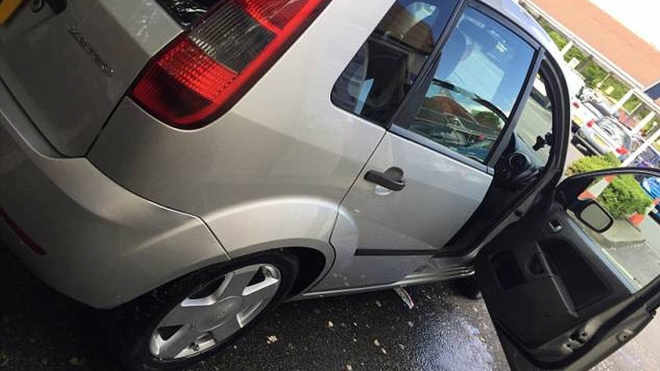 Někdo prodal auto přes Facebook s tím, že kupující pošle peníze pak. Tohle dostal místo nich