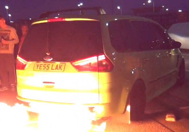 Ford Galaxy RS s více než 300 koňmi a výfuky chrlícmi oheň rodinné typy asi neosloví (video)