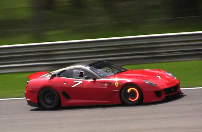 Ferrari 599XX Evolution běsní po boku FXX na okruhu v Monze (video)