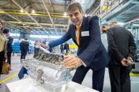 Holdeny s pohonem zadních kol možná přežijí, zachránit je má tajemný miliardář