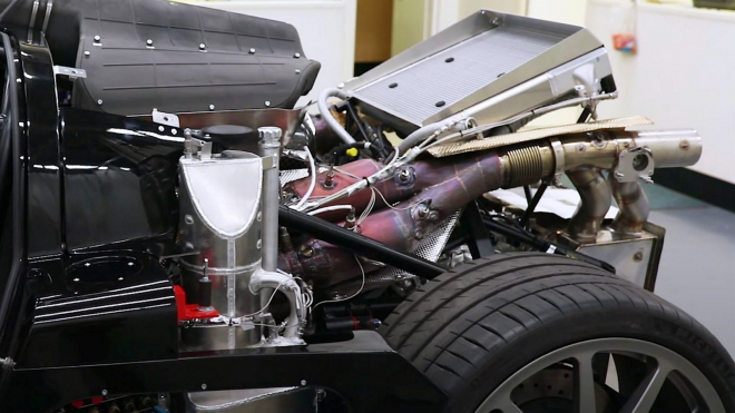 Možná poslední nový motor bez turba se ukázal v ostré akci v autě, ve 12 000 otáčkách zní jako F1
