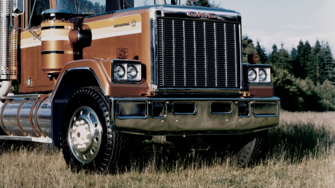 Slavný kamion z Knight Ridera našli opuštěný v polích, přelakovaný chátral 15 let