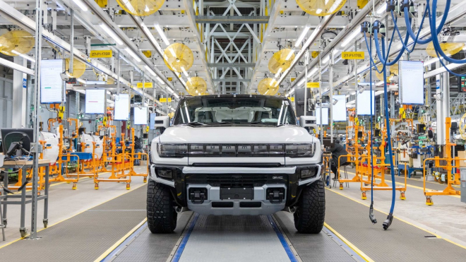 GM propouští lidi ze své nové fabriky na elektromobily, s investicí 50 miliard Kč ji přitom otevřel teprve před čtyřmi lety